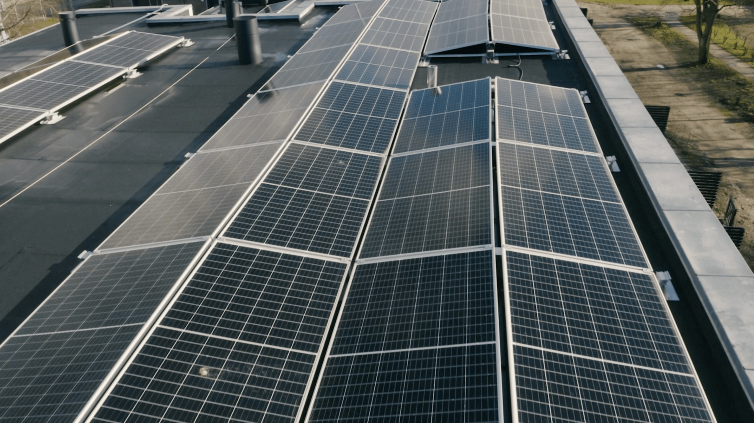 Solcellepaneler til erhverv på tag yt